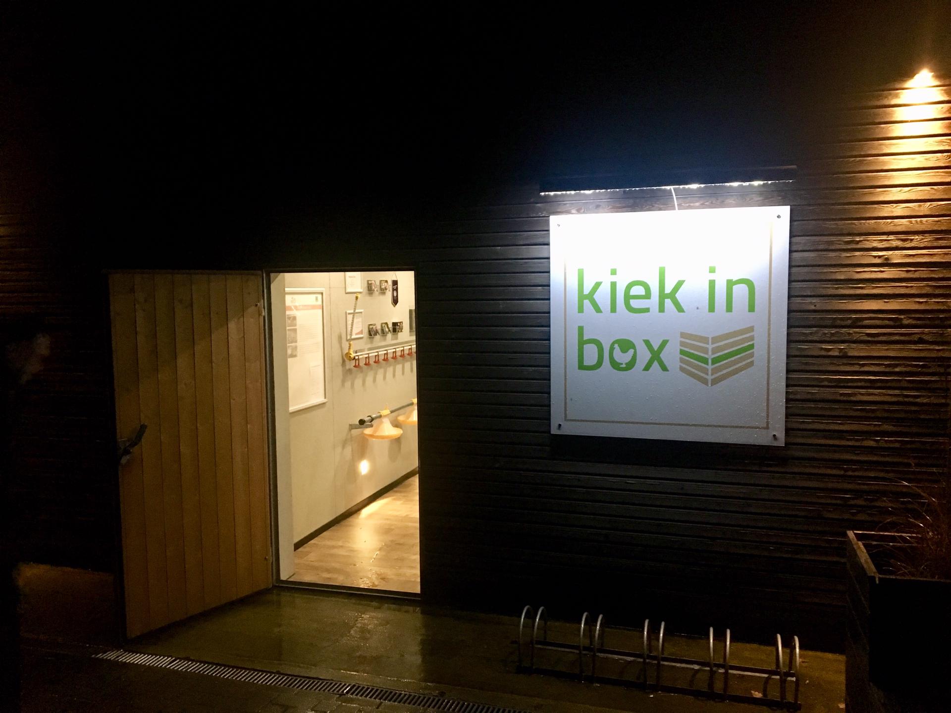 Duitse braadkippenhouder gaat met ‘Kiek in box’ met de billen bloot