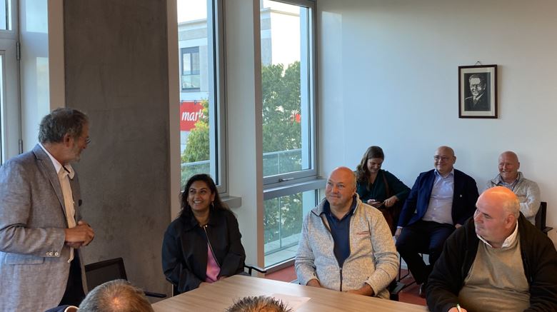 (+) “Hoogtijd om te stoppen met navelstaarderij en landbouw als strategische sector te aanzien”