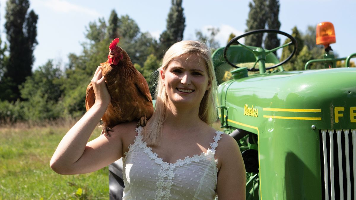 Pluimveehoudster draagt Boeren op een Kruispunt een warm hart toe door zich te engageren voor boerinnenkalender 2022