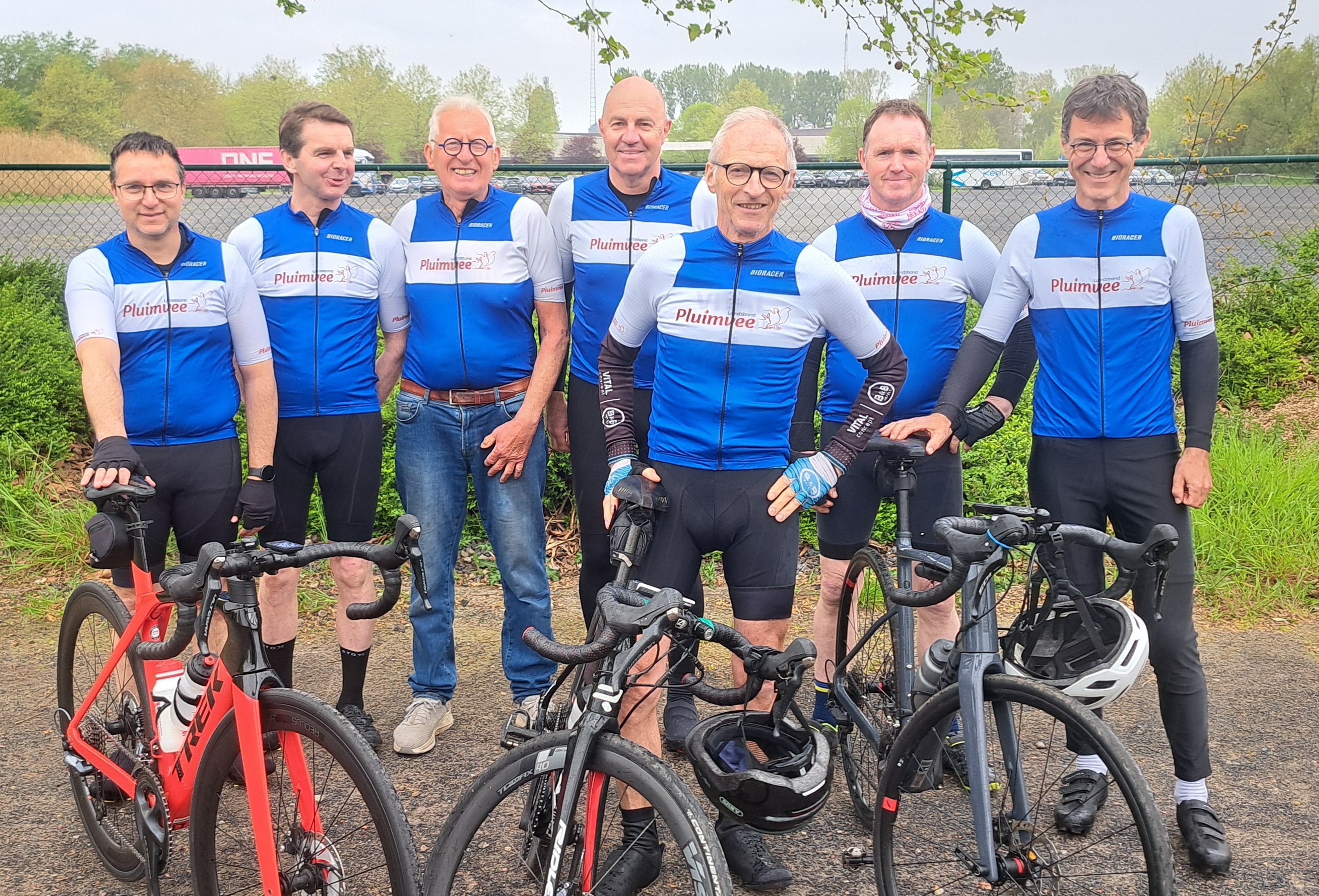 Team Landsbond Pluimvee fietst 1.000 km voor kankeronderzoek ondanks gure weersomstandigheden