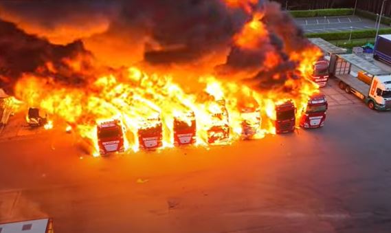 Vrachtwagenbrand bij Plukon in Blokker mogelijks aangestoken