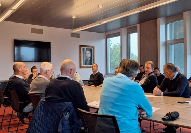(+) Ellenlange titanenstrijd mondt uit in gelijke notering - Deinzenotering onder druk, meer uitladen om de markt te ontlasten
